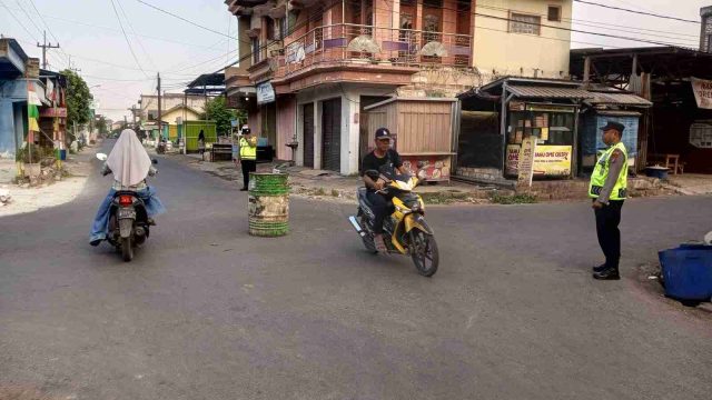 Hadir di Tengah Aktivitas Pagi, Polsek Solokuro Atur Lalu Lintas di Perempatan Desa Payaman