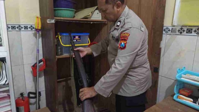 Pastikan Kesiapan Operasional, Polsek Sarirejo Polres Lamongan Lakukan Pemeriksaan Senjata Api dan Amunisi Secara Menyeluruh
