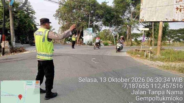 Polsek Sarirejo Lamongan Turun ke Jalan Sejak Pagi, Atur Lalu Lintas di Simpang Sekolah