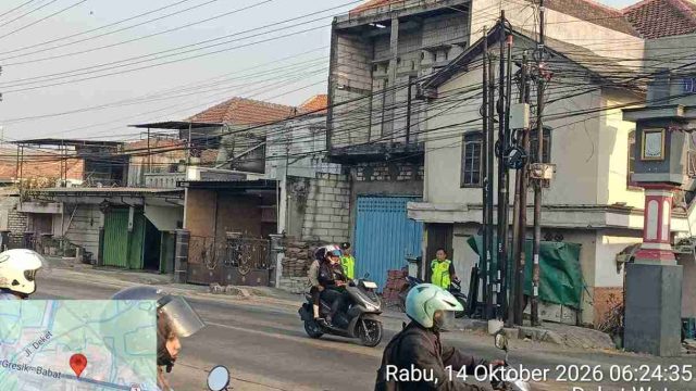Polisi Turun ke Jalan Pagi Hari, Polsek Deket Bantu Anak Sekolah dan Warga Menyeberang di Simpang Empat