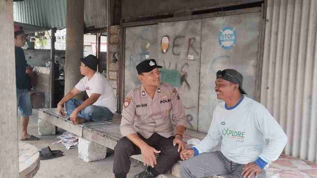 Cuaca Terik, Polsek Deket Lamongan Sambangi Petani dan Ingatkan Bahaya Dehidrasi Saat Bekerja di Sawah