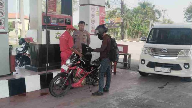 Antisipasi Antrean Kendaraan Meluber ke Jalan Raya, Polsek Deket Patroli SPBU dan Atur Lalu Lintas