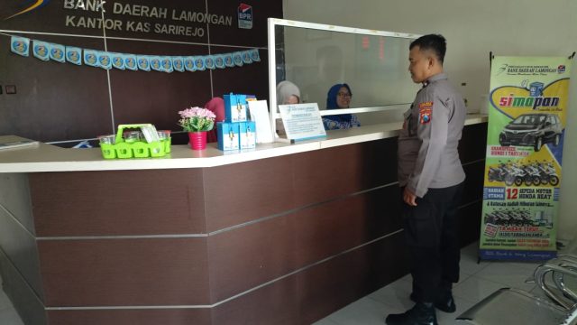 Cegah Kejahatan 3C, Polsek Sarirejo Patroli Perbankan hingga Pertokoan di Lamongan