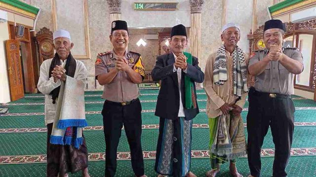 Kapolsek Sarirejo Gelar Jumat Keliling dan Amankan Salat Jumat di Masjid Baiturrahman, Sampaikan Imbauan Kamtibmas kepada Jemaah