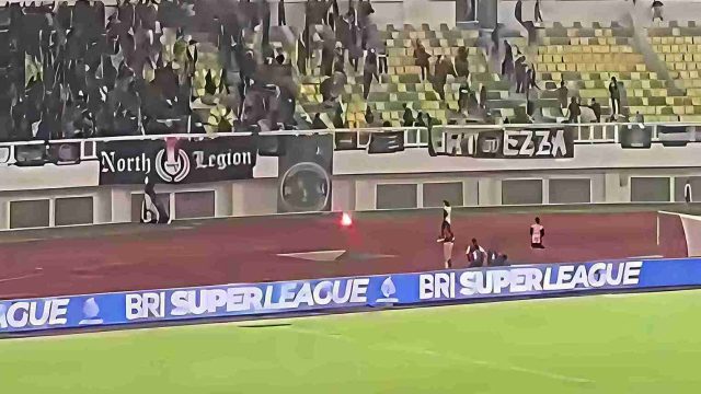 Suporter Ricuh, Babak Kedua Persita Tangerang vs Persija Jakarta Molor 20 Menit