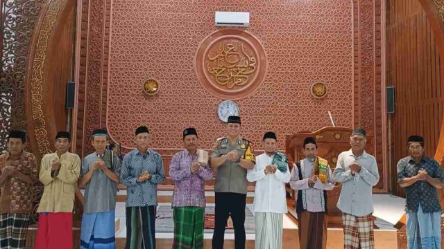 Sholat Subuh Keliling di Solokuro, Kapolsek Sampaikan Pesan Kamtibmas dan Waspada Kebakaran saat Kemarau
