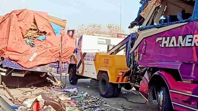 Bus Rombongan Karyawan Pabrik Sepatu Alami Kecelakaan di Tol Ngawi-Solo, 3 Tewas dan 19 Luka-luka