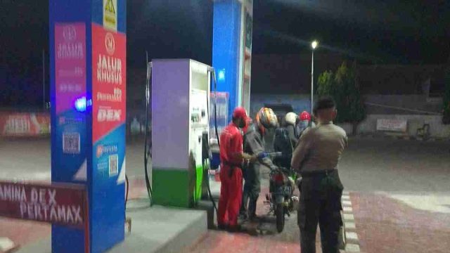 Polsek Pucuk Lamongan Patroli Dialogis di SPBU, Imbau Petugas Jaga Keamanan dan Ketertiban