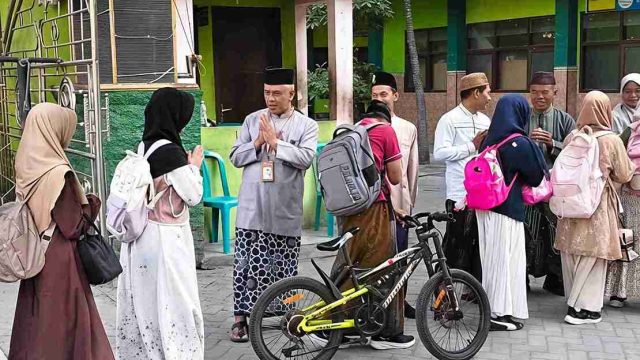 Sambut Semarak Hari Santri Nasional 2026, Siswa dan Guru MTsN 2 Lamongan Kompak Kenakan Busana Muslim dan Sarungan