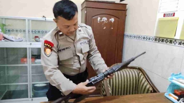 Tingkatkan Kesiapsiagaan dan Kebersihan Mako, Polsek Sarirejo Laksanakan Serah Terima Tugas Jaga serta Pengecekan Senpi dan Inventaris