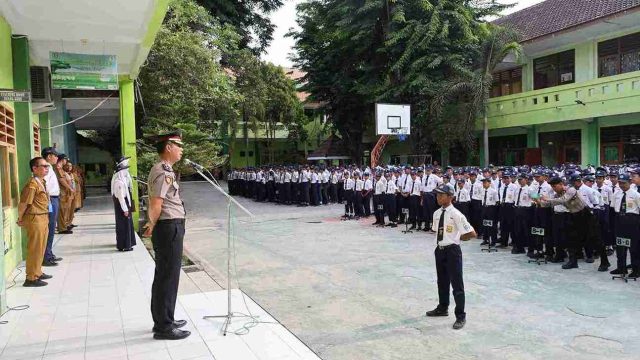 Kapolsek Lamongan Kota Jadi Pembina Apel di SMPN 3, Ini Pesannya ke Siswa