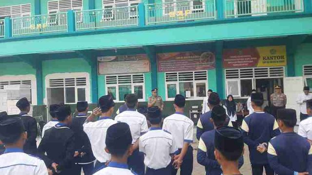 Kapolsek Solokuro Jadi Pembina Upacara di SMP Dr. Mustain Romly, Ajak Siswa Jauhi Narkoba, Judol dan Bullying