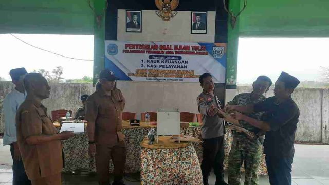 Cegah Kebocoran, Polsek Sarirejo Kawal Penyegelan Soal Ujian Perangkat Desa