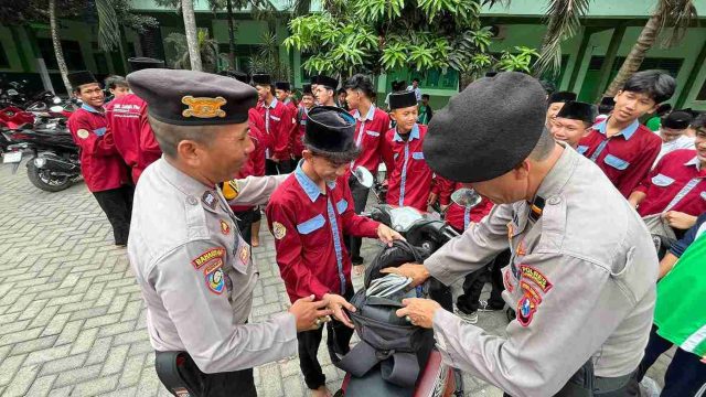 Kapolsek Solokuro Pimpin Operasi Sayang di Sekolah, Periksa Tas dan HP Siswa