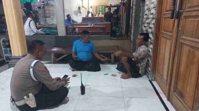 Cegah Kejahatan Malam Hari, Polsek Karangbinangun Sambangi Warga di Warkop Desa 
