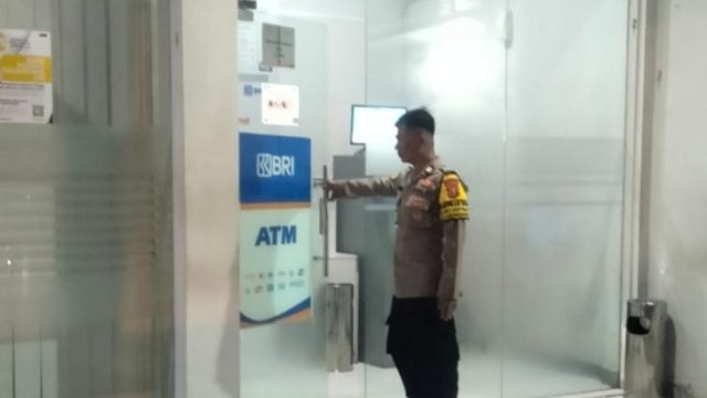 Antisipasi Kejahatan 3C, Polsek Karangbinangun Lamongan Patroli Indomaret dan ATM BRI