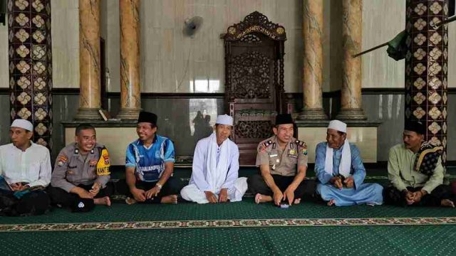 Jumat Keliling, Kapolsek Tikung Silaturahmi dengan Tokoh Agama dan Sosialisasikan Layanan 110